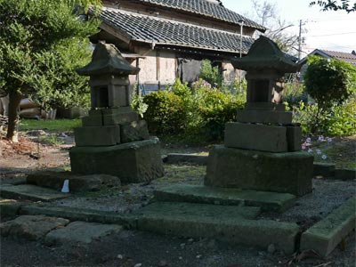 五泉市船越の熊野神社境内石祠