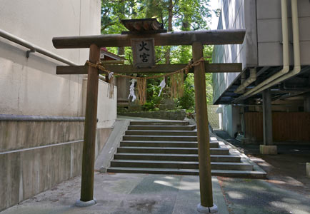 弥彦村の火宮神社鳥居