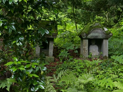 旧牧村原の諏訪神社境内の石祠