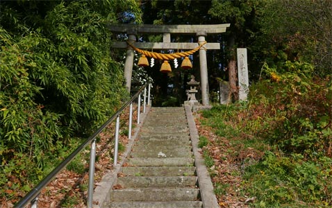村上市羽下ケ渕の十二所神社参道