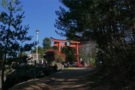 村松町の愛宕神社参道から鳥居