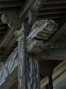 旧下田村落合の守門社拝殿向拝柱