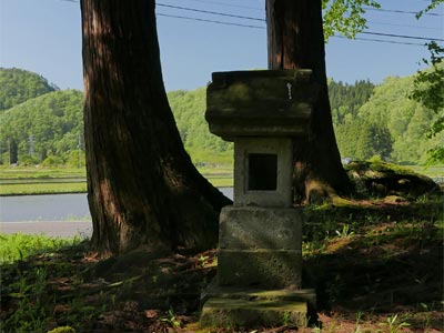 阿賀町平堀の熊野神社境内石祠