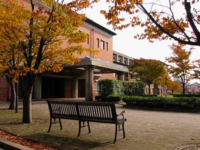 紅葉に染まる新潟女子短期大学校舎
