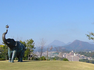 大分市美術館から眺める高崎山や由布岳