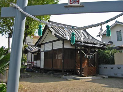 新川町の弁天神社社殿
