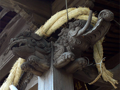 大分市大在の住吉神社拝殿向拝柱
