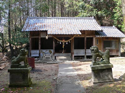 宮苑の諏訪神社拝殿正面