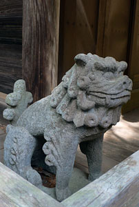 宮苑の諏訪神社本殿狛犬（吽像）