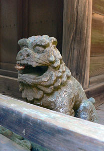 宮苑の諏訪神社本殿狛犬（阿像）