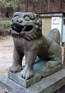宮苑の諏訪神社参道狛犬（阿像）