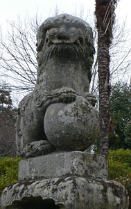 二葉山神社参道狛犬（吽像）