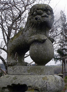 宇佐市上時枝の八幡神社参道狛犬（吽像）