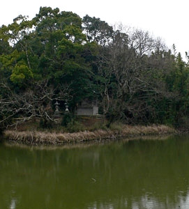 宇佐市上時枝の三島神社周囲の大明神池