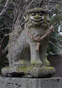 宇佐市上岩崎の岩崎神社狛犬（吽像）
