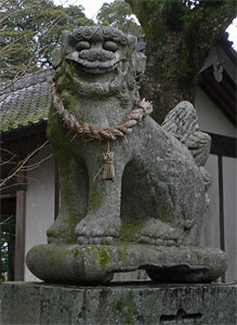 宇佐市上岩崎の岩崎神社狛犬（阿像）
