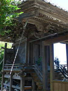 大分松岡の真萱神社本殿（左）