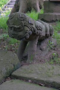 大分市中戸次の熊野神社境内社狛犬（左）