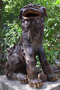 大分市木田の日吉神社境内の陶製狛犬（阿）