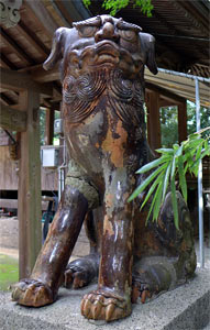 大分市木田の日吉神社境内の陶製狛犬（吽）