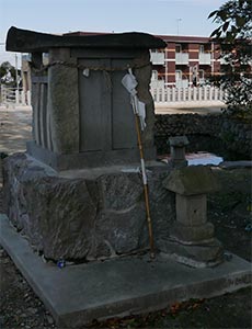 泉神社境内の稲荷神社