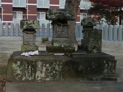 泉神社境内石祠