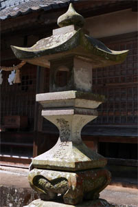 幡頭神社境内灯籠