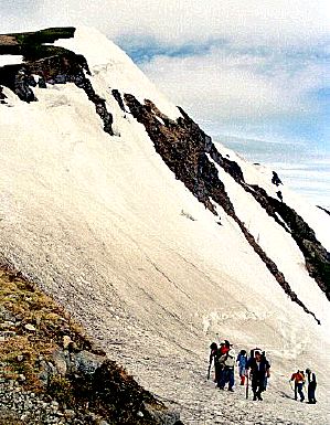北股岳へ向かう石コロビ雪渓